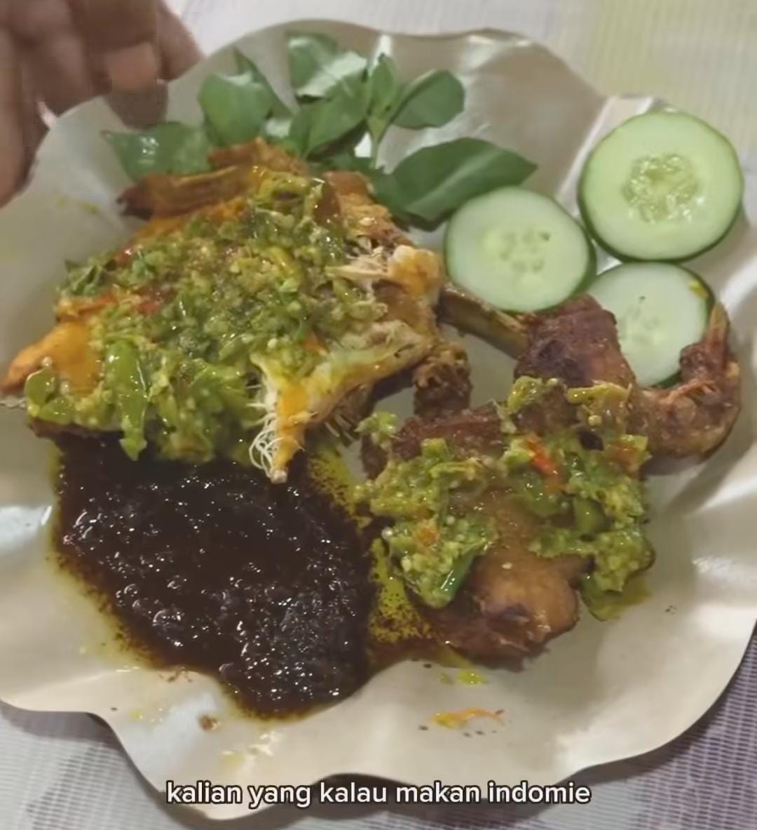 Sepiring nasi bebek bumbu hitam dengan sambal hijau pedas meledak &mdash; kombinasi rasa lokal khas Balikpapan yang menggoda mata dan lidah.