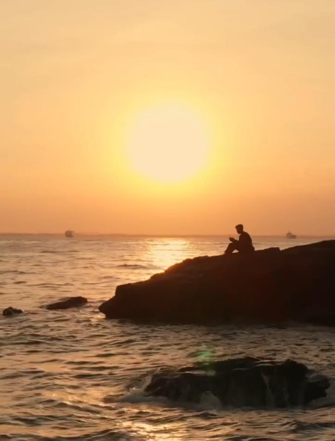 Panorama batu-batu besar di Pantai Banua Patra Balikpapan saat sunset &mdash; visual alami yang menenangkan mata dan jiwa.