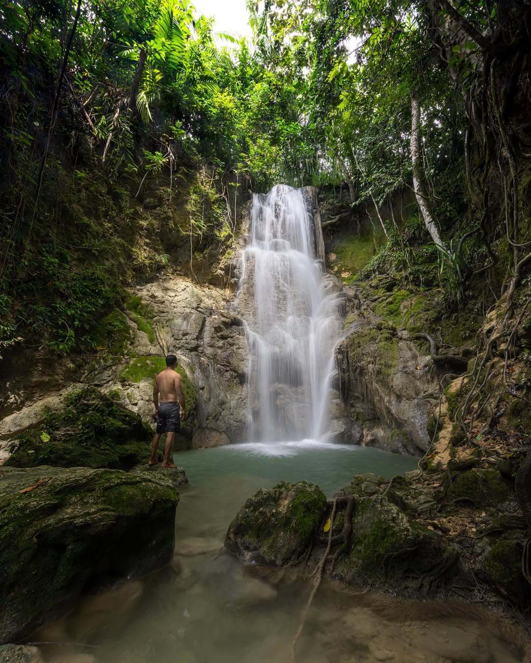 Air Terjun Mendaas Inaleng Teluk Sumbang dengan kolam alami dan hutan tropis&mdash;visual keindahan bidadari alam Kalimantan.