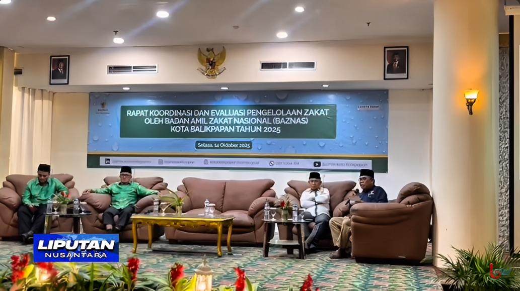 Empat anggota Baznas Balikpapan mengikuti rapat koordinasi dan evaluasi pengelolaan zakat di Hotel Grand Tiga Mustika, Selasa (14 Oktober 2025).