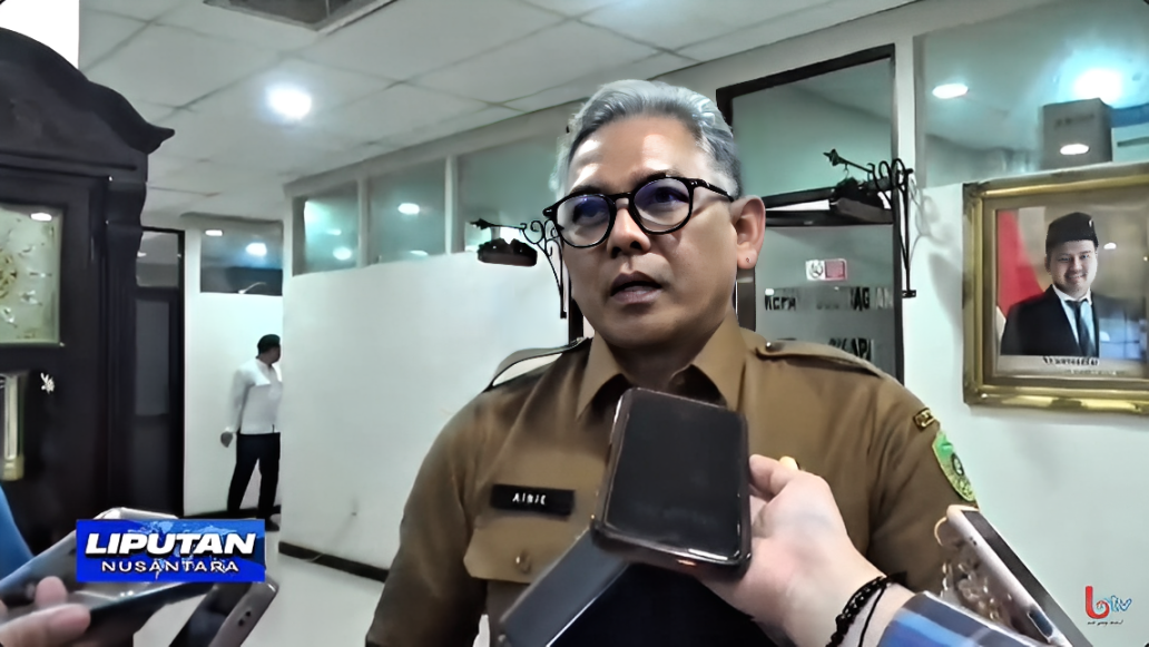 Pelaksana Tugas (Plt) Kepala BKPSDM PPU, Ainie, memberikan keterangan usai rapat di Sekretariat Daerah terkait penundaan pelaksanaan job fit pejabat eselon II, Selasa (14 Oktober 2025).