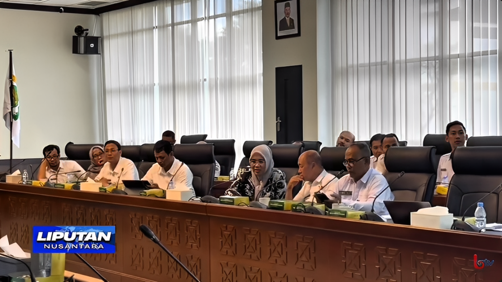 Para pejabat Pemprov Kaltim mengikuti rapat membahas efisiensi anggaran dan memastikan pemangkasan dana TKD tidak mengganggu program Gratispol dan Jospol, Selasa (14 Oktober 2025).