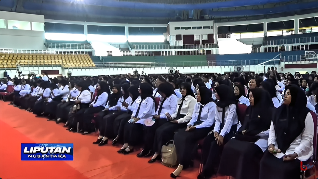 Para Pegawai Pemerintah dengan Perjanjian Kerja (PPPK) Paruh Waktu bersiap mengikuti pelantikan oleh Bupati Penajam Paser Utara, Mudyat Noor, di Dome Anden Oko, Kamis (22 Mei 2025).
