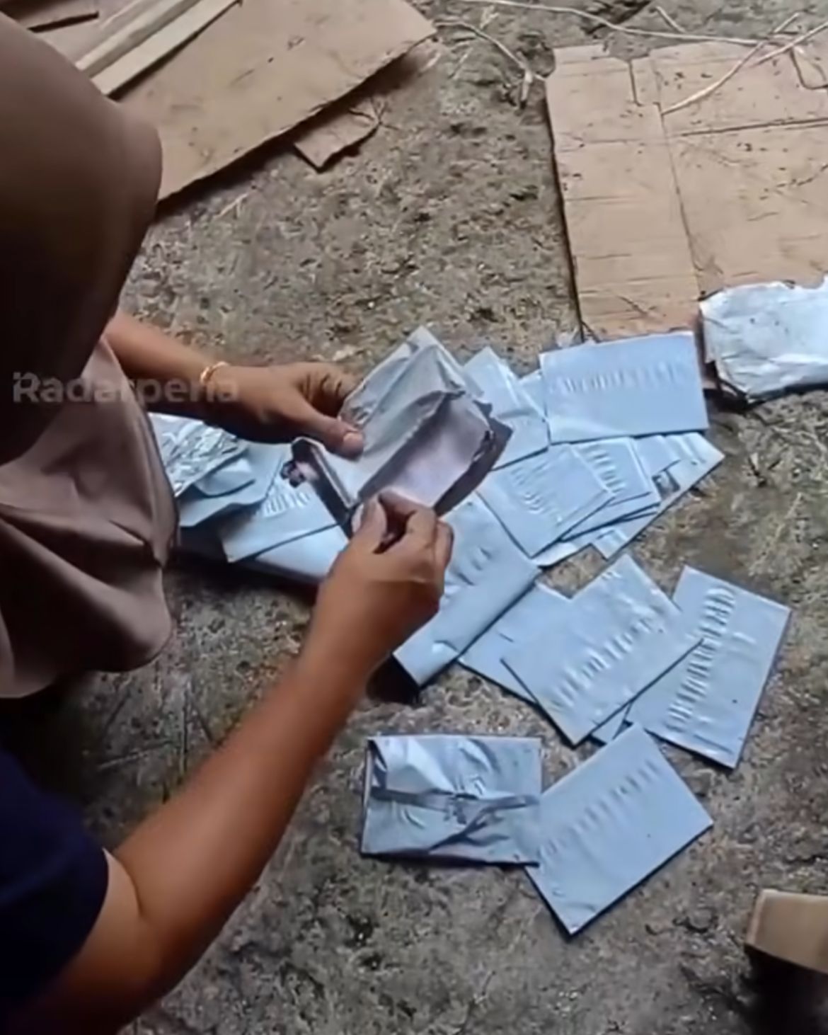 Seorang wanita tersenyum sambil membuka amplop berisi uang pecahan Rp50 ribu dan Rp100 ribu &mdash; momen viral penuh rasa penasaran.