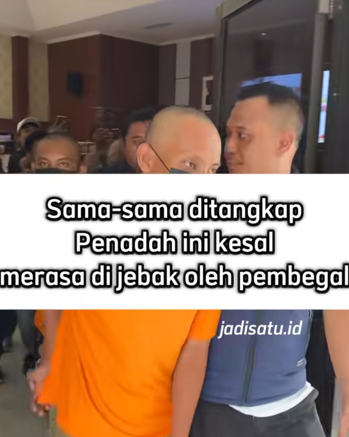 SD meluapkan amarah di depan polisi saat press release kasus begal di Bekasi &mdash; ekspresi kecewa dan rasa tertipu yang terekam jelas.
