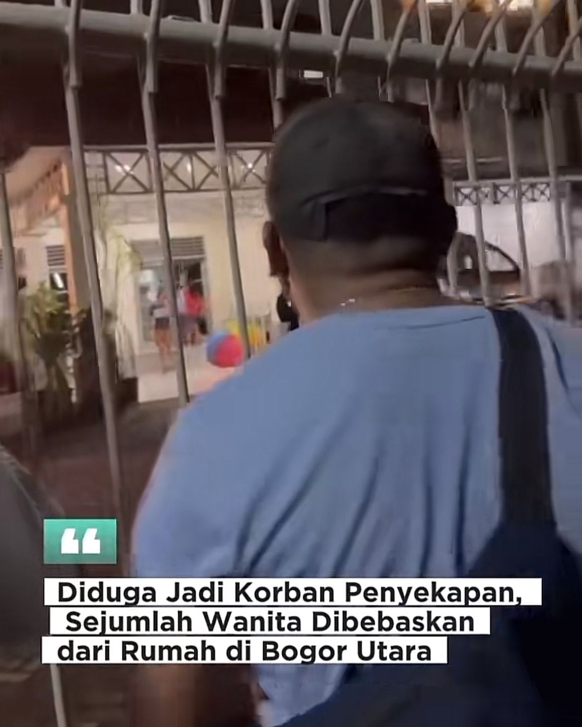 Petugas mengevakuasi sejumlah wanita dari rumah di Bantarjati, Bogor Utara &mdash; momen dramatis yang jadi sorotan publik.