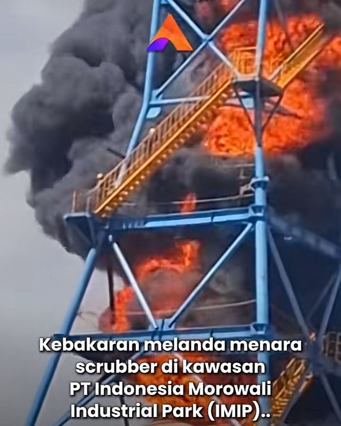 Area konstruksi PT IMIP Morowali pasca kebakaran &mdash; percikan api dari pengelasan terlihat memicu kobaran di sekitar terpal pelindung.