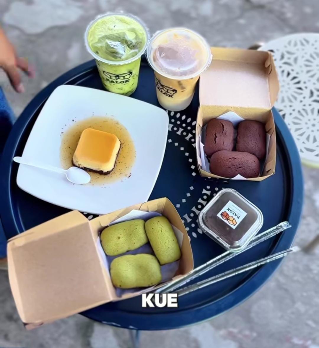 Kue balok lumer mozzarella di Balok Lumer & Coffee &mdash; lelehan cokelat dan keju yang menggoda, siap bikin siapa pun tergoda mencicipi.
