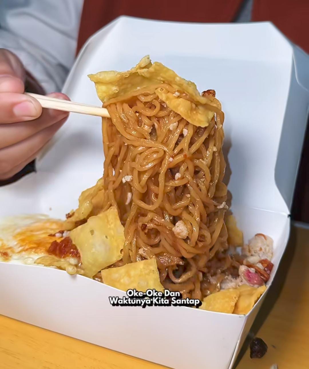 Mie pedas dan dimsum Balikpapan tersaji hangat di meja kayu &mdash; aroma gurih dan visual warna-warni yang menggoda selera.