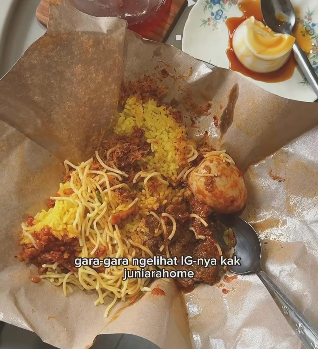 Sepiring nasi kuning Bali lengkap dengan lauk daging dan serondeng&mdash;visual lezat yang memancing rasa penasaran dan selera makan.