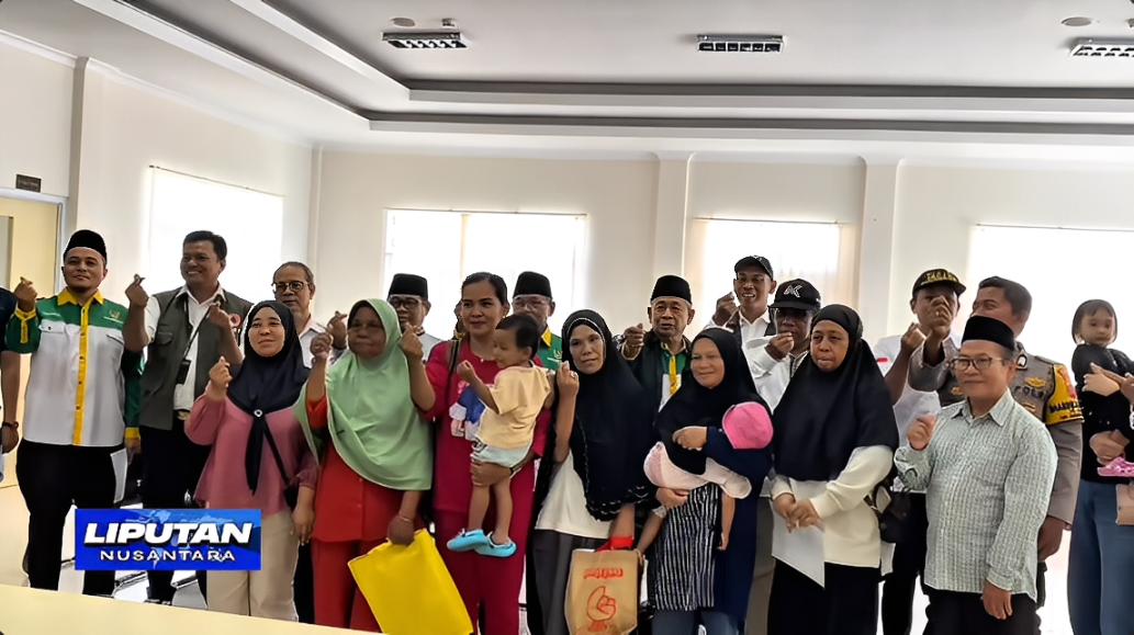 Baznas Balikpapan bersama jajaran berfoto bersama para korban kebakaran usai penyerahan bantuan di Kantor Kelurahan Damai, Rabu (15 Oktober 2025).
