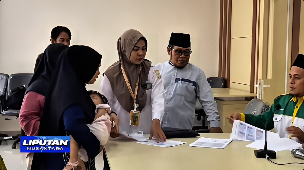 Anggota BAZNAS Balikpapan menyerahkan bantuan kepada salah satu korban kebakaran di Kantor Kelurahan Damai, Rabu (15 Oktober 2025).