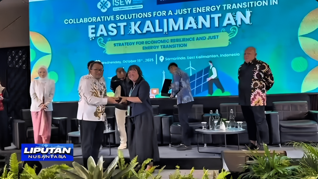 Penyerahan penghargaan kepada Lishia Erza, Co-founder and Executive Board Koalisi Ekonomi Membumi, salah satu pembicara dalam kegiatan Indonesia Sustainable Energy Week di Samarinda,Rabu (15/10/2025).