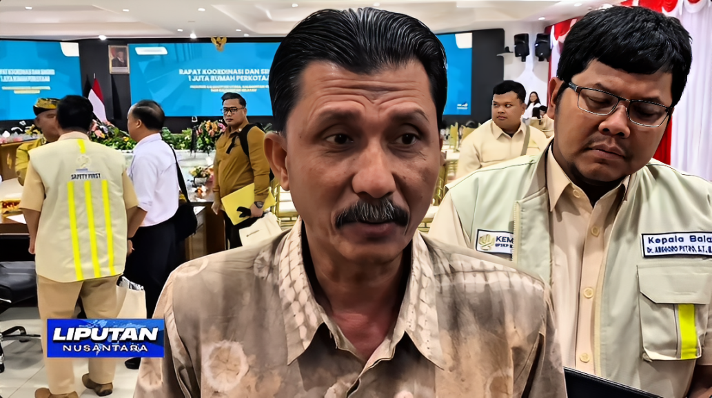 Nasrullah menjelaskan isi SKB tiga menteri usai Rapat Koordinasi Program Perumahan di Wilayah Kalimantan di Aula Pemerintah Kota Balikpapan, Rabu (15 Oktober 2025).