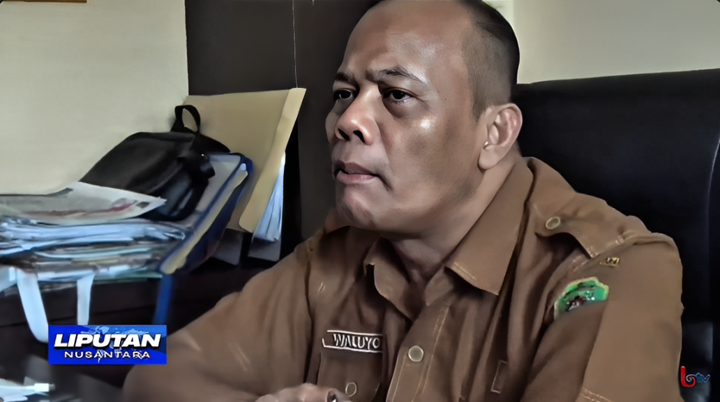 Kepala Disdukcapil PPU, Waluyo, menjelaskan penyebab meningkatnya permintaan pembuatan Kartu Identitas Anak di ruang kerjanya, Rabu (15 Oktober 2025).