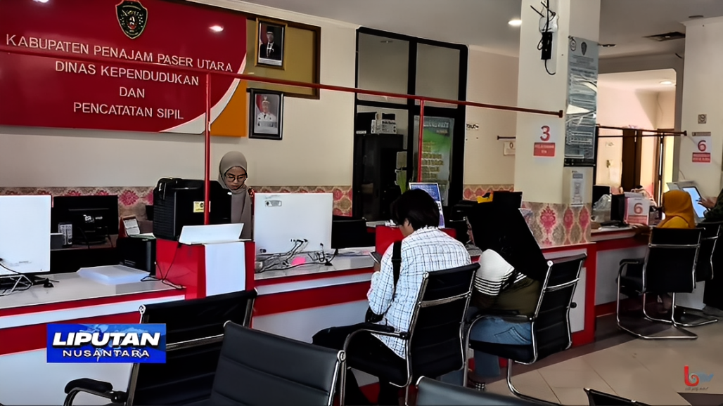 Petugas Disdukcapil PPU tengah melayani warga yang mengurus Kartu Identitas Anak, Rabu (15 Oktober 2025).