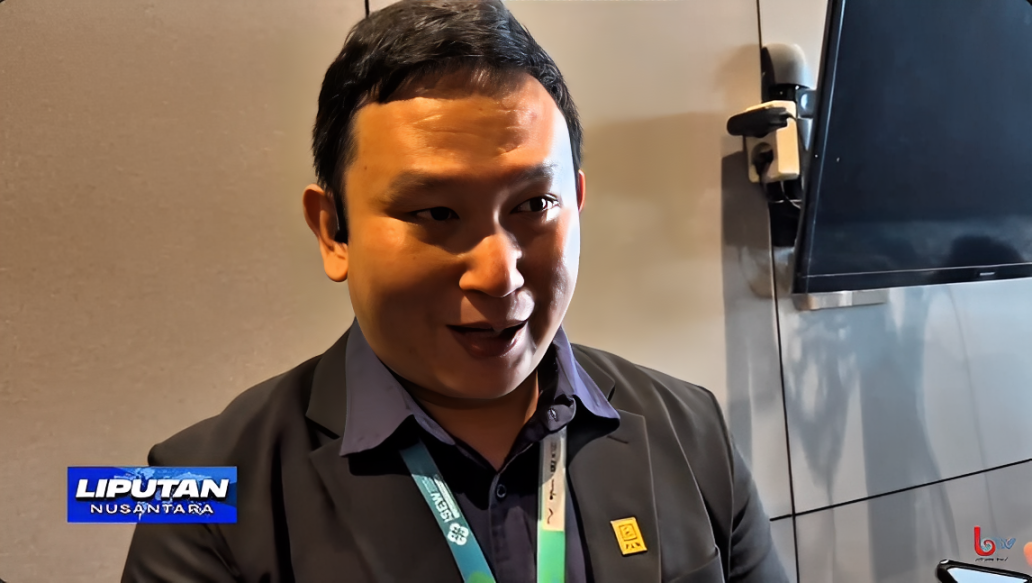Hendra Irawan, Manajer PT PLN UP3 Samarinda, menjelaskan peran PLN dalam pengembangan energi baru terbarukan di Kaltim, Rabu (15 Oktober 2025).