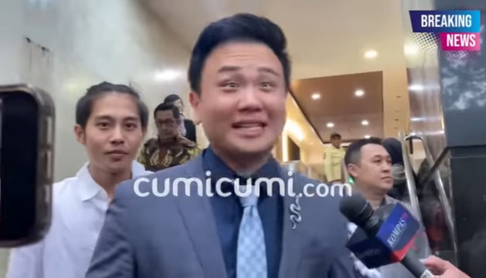 DJ Panda meninggalkan gedung pemeriksaan dengan ekspresi tenang, menggambarkan misteri dan sikap kooperatif di tengah kasus hukum.