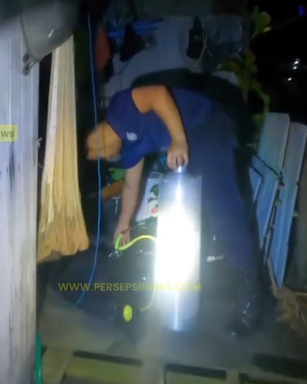 Petugas Damkar Matan Kukar menyusuri sungai Tenggarong mencari ponsel warga &mdash; aksi kemanusiaan di tengah arus deras.