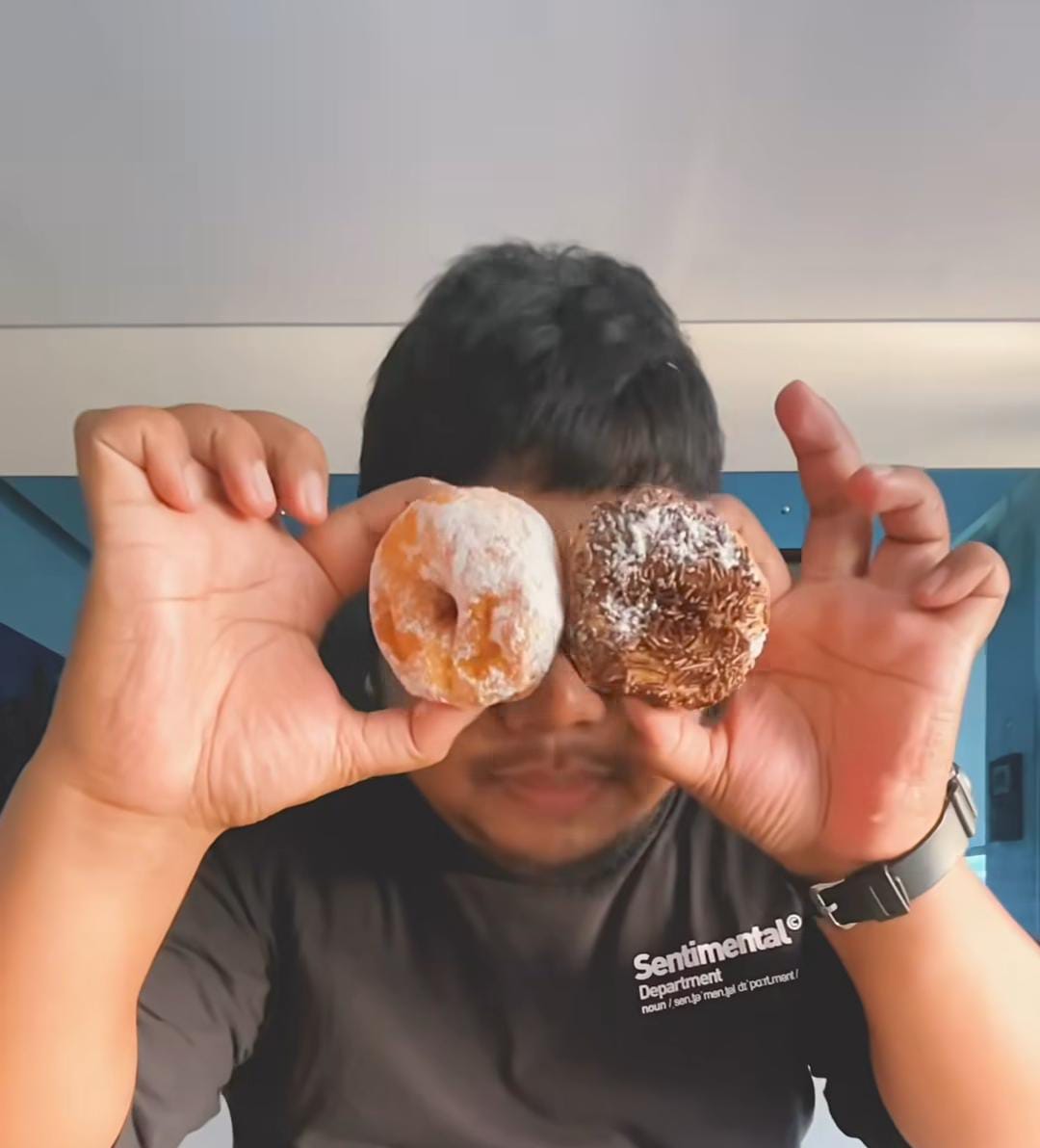 Donat kentang DPRD Balikpapan &mdash; dua varian klasik gula dan meses di lokasi barunya, menggoda dengan tekstur empuk dan aroma manis hangat.