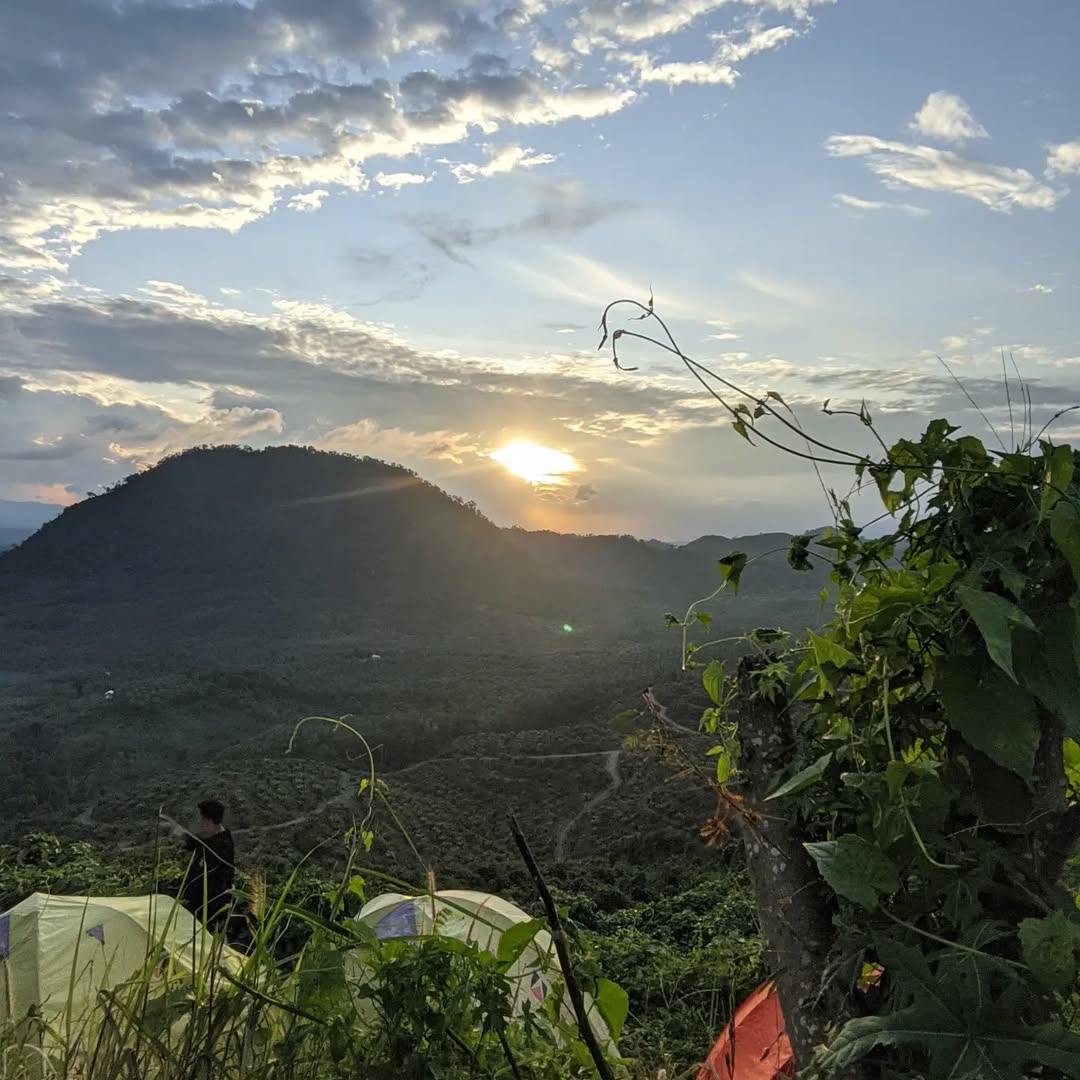 Kabut tebal menyelimuti puncak Gunung Embun di Desa Luan, Paser &mdash; panorama epik &ldquo;negeri di atas awan&rdquo; yang memikat setiap mata.