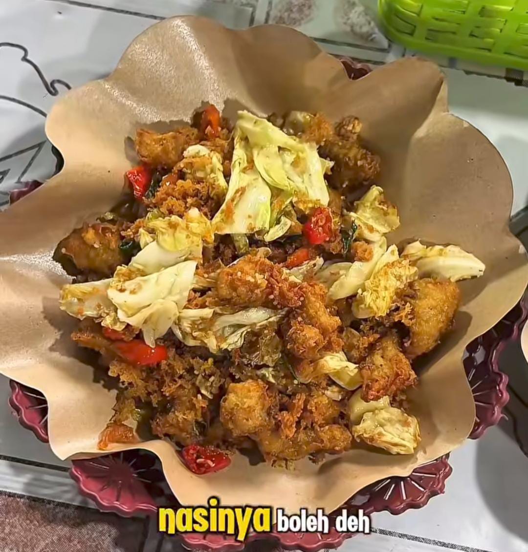 Sepiring nasi kulit cabai garam Mangujang &mdash; kulit ayam kriuk keemasan dengan sambal daun jeruk yang menggoda mata dan selera.