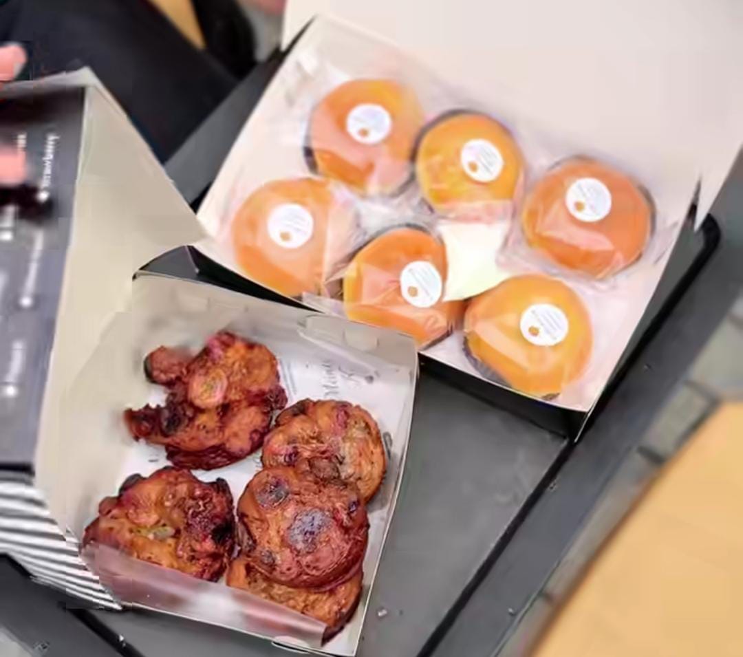 Pisang madu sourdough dengan lapisan madu mengilap berdampingan dengan Donut Labu tabur gula halus &mdash; visual manis yang bikin ngiler.