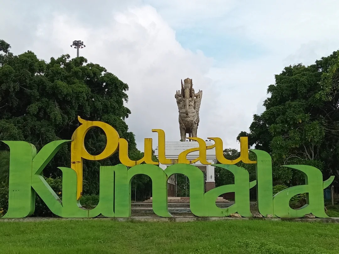 Panorama Pulau Kumala di tengah Sungai Mahakam dengan Sky Tower dan Jembatan Repo-Repo tampak megah di bawah langit senja &mdash; pesona wisata Kaltim yang memikat.