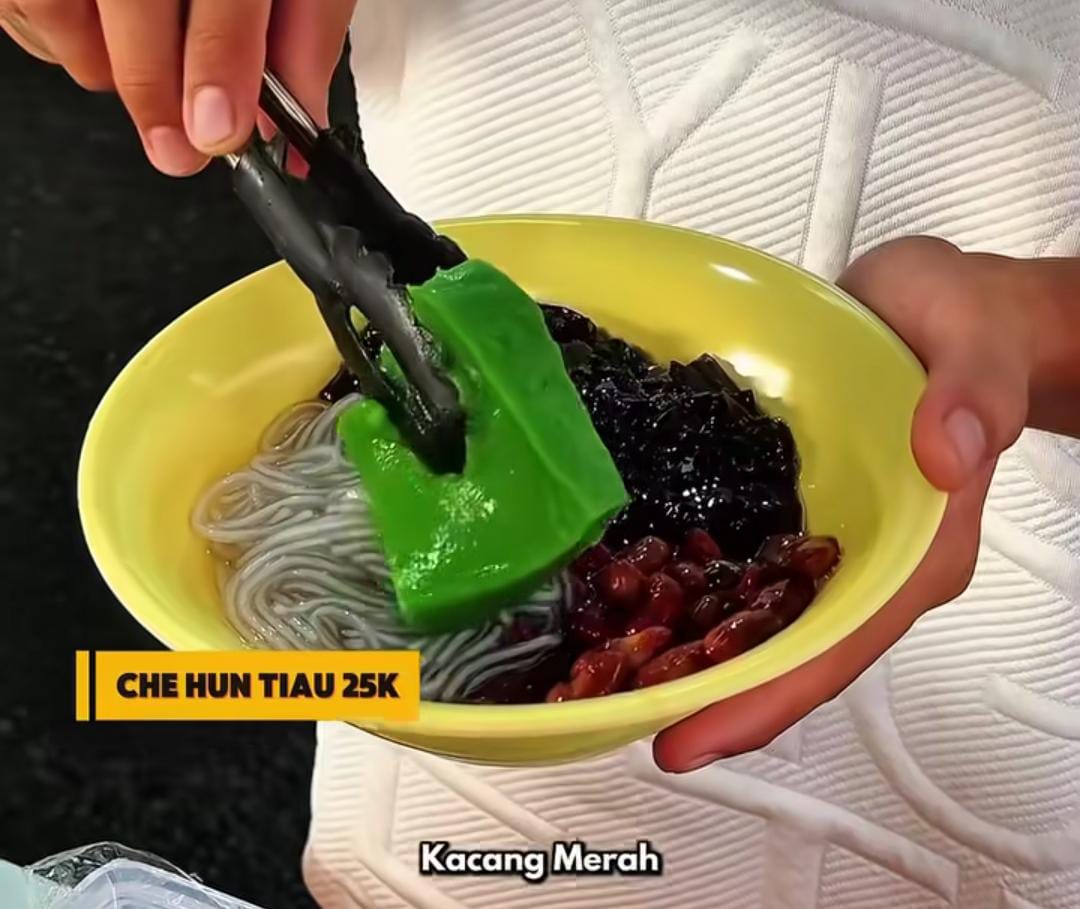 Foto mangkuk Cehentiaw penuh topping warna-warni dengan siraman gula aren, menonjolkan kesegaran dan kelezatan minuman tradisional Nusantara.