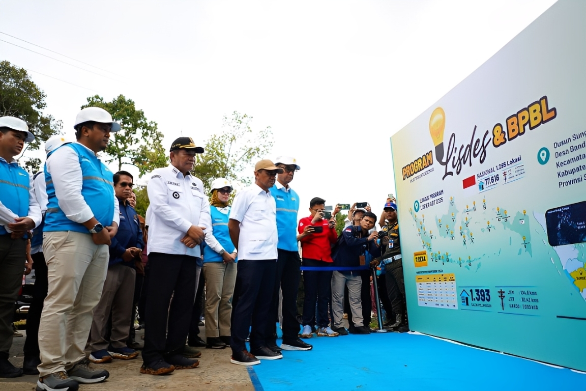Menteri ESDM Bahlil Lahadalia bersama pejabat PLN meresmikan Program Listrik Desa (Lisdes) di Desa Bandar Jaya, Musi Banyuasin, Kamis (16 Oktober 2025).