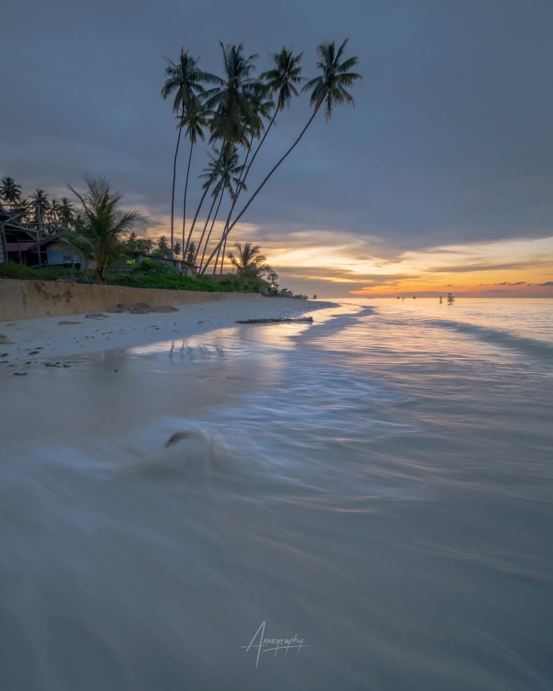 Air laut sebening kaca dan pasir putih lembut di Pantai Biduk-Biduk, Berau &mdash; pesona visual yang bikin mata terpukau!