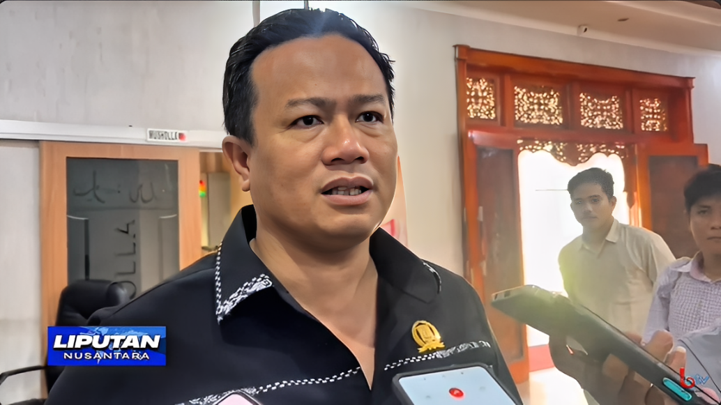Gasali, Ketua Komisi IV DPRD Balikpapan, menjelaskan progres pembangunan Puskesmas Sepinggan Baru kepada awak media, Senin (13 Oktober 2025).