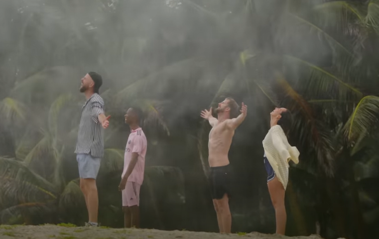 Tim Yes Theory dan Valbone berdiri di tepi pantai S&atilde;o Tom&eacute;, tanpa ponsel, hanya senyum tulus dan langit biru tropis&mdash;visual sempurna untuk menggambarkan &ldquo;Leve Leve Life&rdquo;.