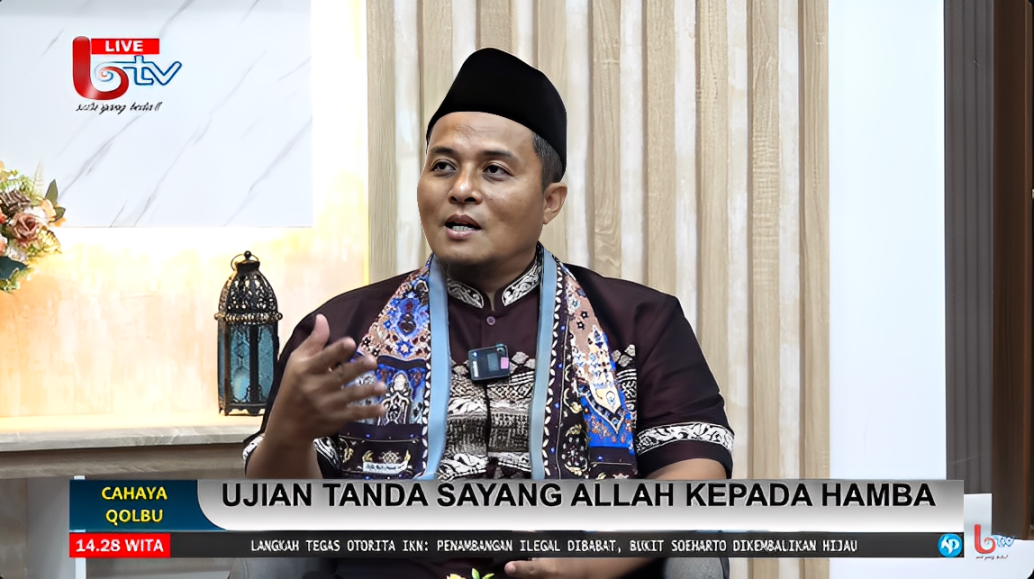 Ustaz Anwar Arifin Pinem, M.E., saat menjadi narasumber Kajian Cahaya Qolbu di Studio Balikpapan TV, Jumat (17 Oktober 2025).