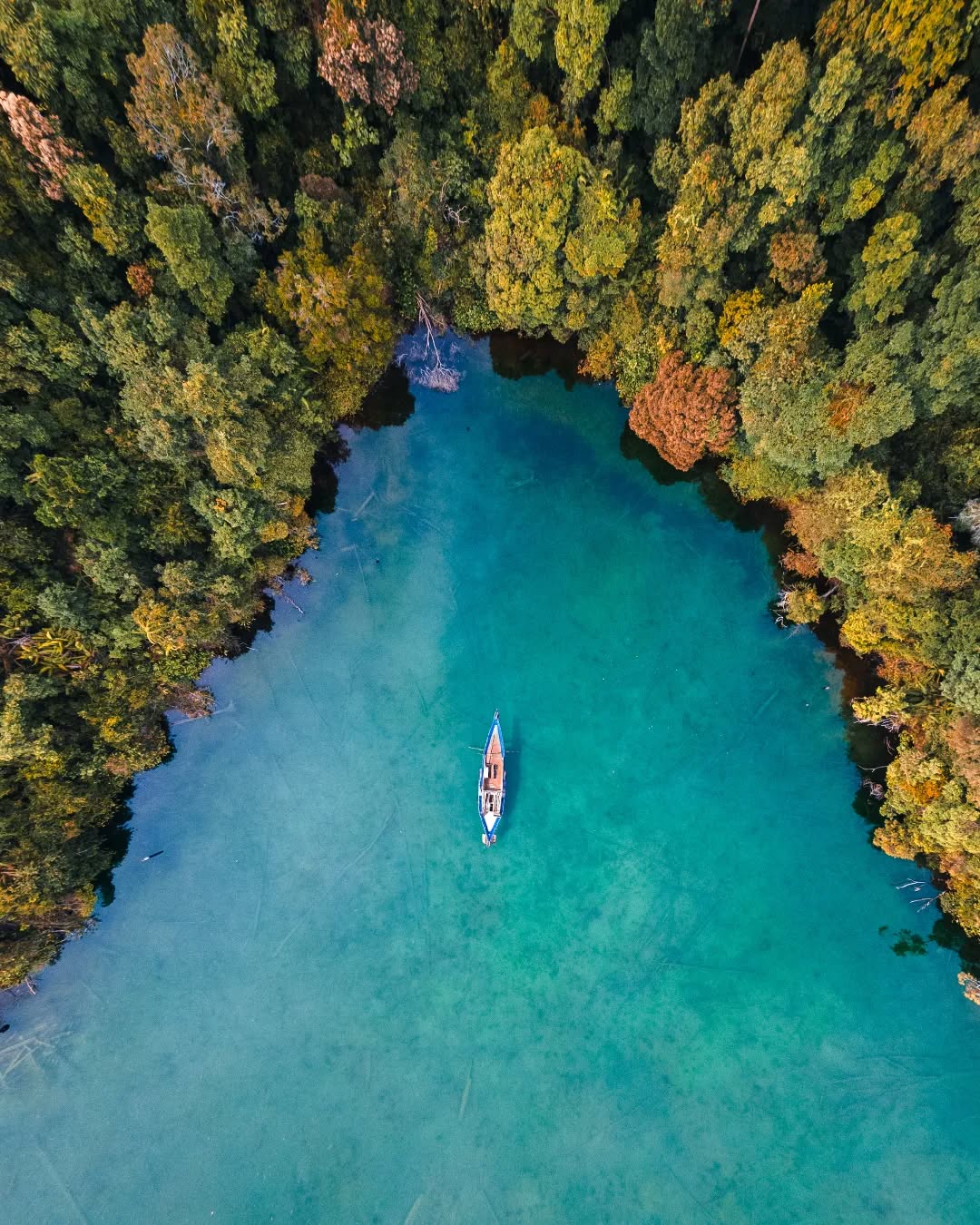 Pemandangan Waduk Samboja dari udara dengan pantulan langit di permukaan air &ndash; pesona alami yang menenangkan mata.