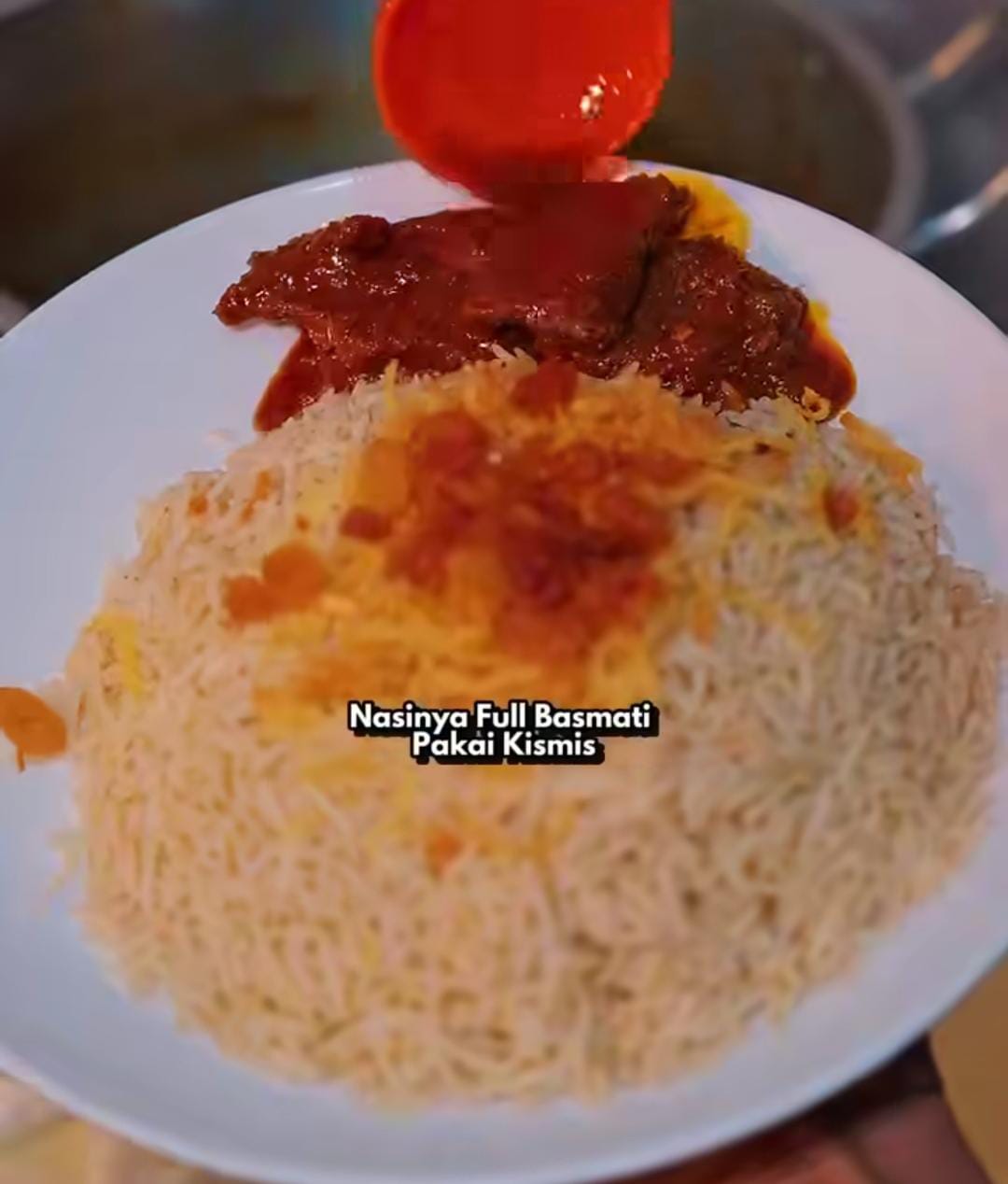 Foto nasi kebuli rendang sapi Aldik Balikpapan Baru dengan aroma rempah lembut dan plating menggoda.