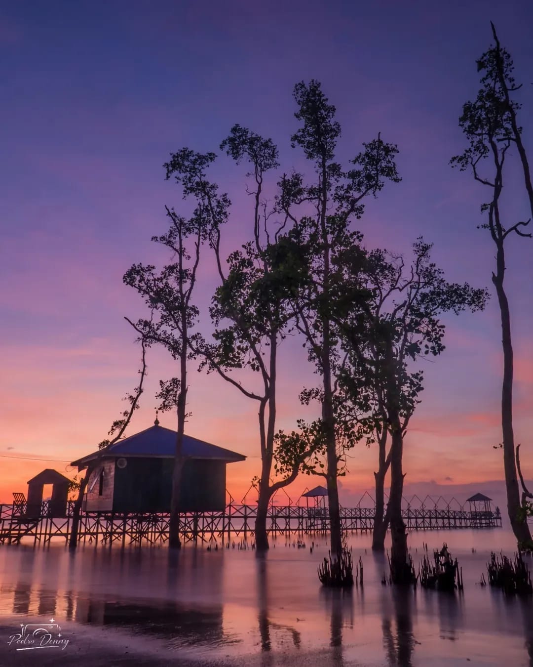 Panorama Pantai Amborawang Laut dengan pasir putih dan gazebo tepi laut&mdash;harmoni alami dan daya tarik visual yang memikat.