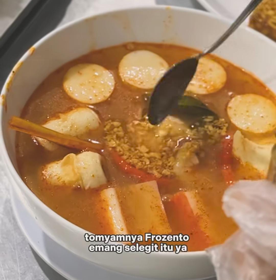 Tom Yum Frozento Balikpapan &ndash; kuah hangat beraroma garlic oil dengan tampilan menggoda, siap menggugah selera!