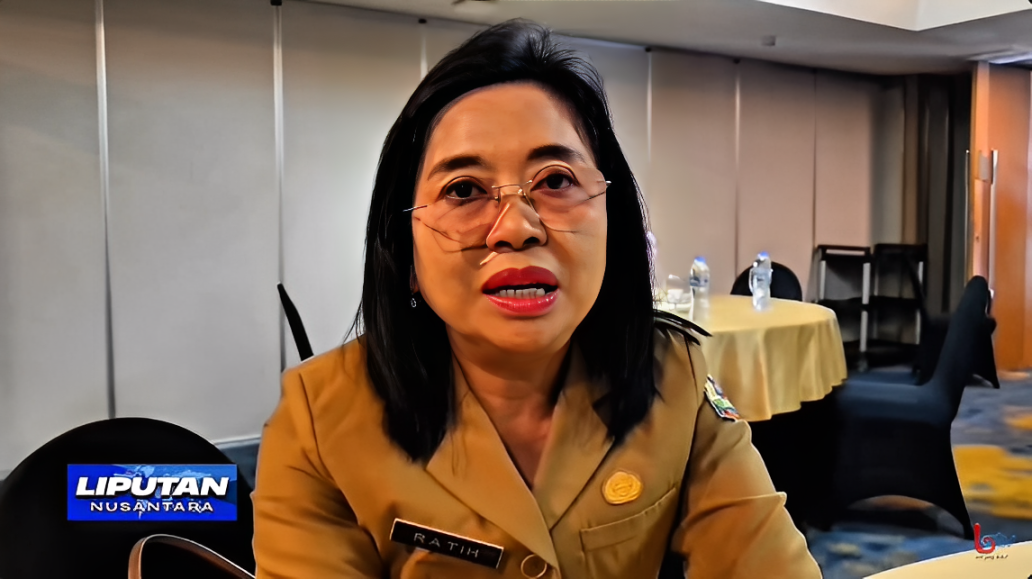 Kepala Disporapar Balikpapan, Ratih Kusuma, menjelaskan pentingnya public speaking bagi pemuda di Hotel Blue Sky, Kamis (9 Oktober 2025).