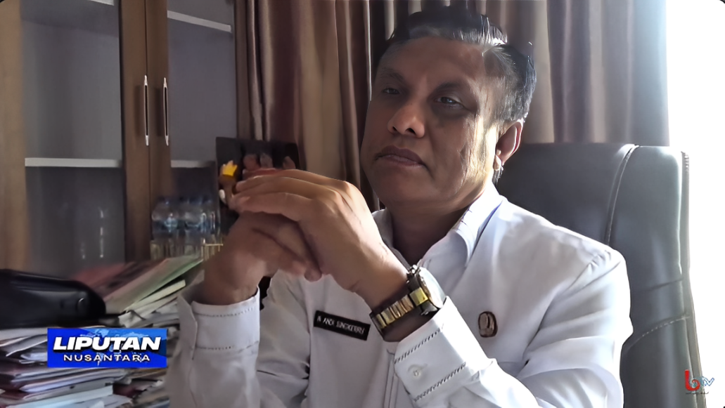 Kepala Disdikpora PPU, Andi Singkerru, menjelaskan jumlah dan mekanisme penyaluran bantuan Kartu Penajam Cerdas di ruang kerjanya, Jumat (17 Oktober 2025).