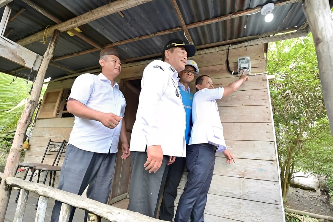 Kementerian ESDM bersama PLN memberikan bantuan sambungan listrik gratis di rumah Ruslan, warga Desa Bandar Jaya, Kabupaten Musi Banyuasin, Sumatera Selatan.