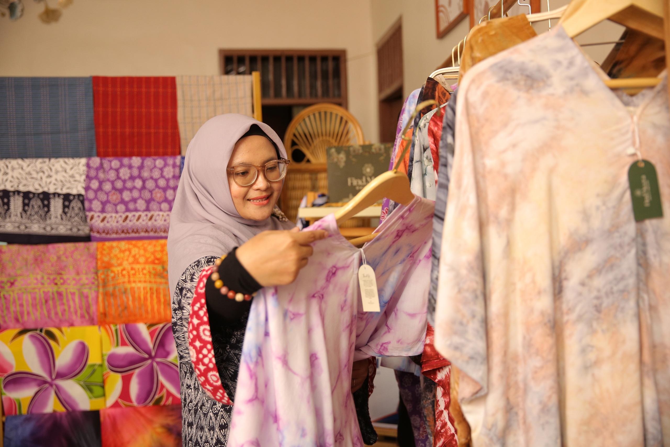 Findy, founder Findmeera, menunjukkan koleksi daster elegan hasil karya pengrajin lokal &mdash; bukti nyata dukungan BRIncubator untuk UMKM perempuan.