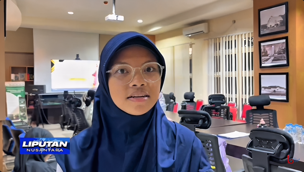 Salah satu peserta, Salma, memberikan tanggapan mengenai workshop MC, Selasa (14 Oktober 2025).