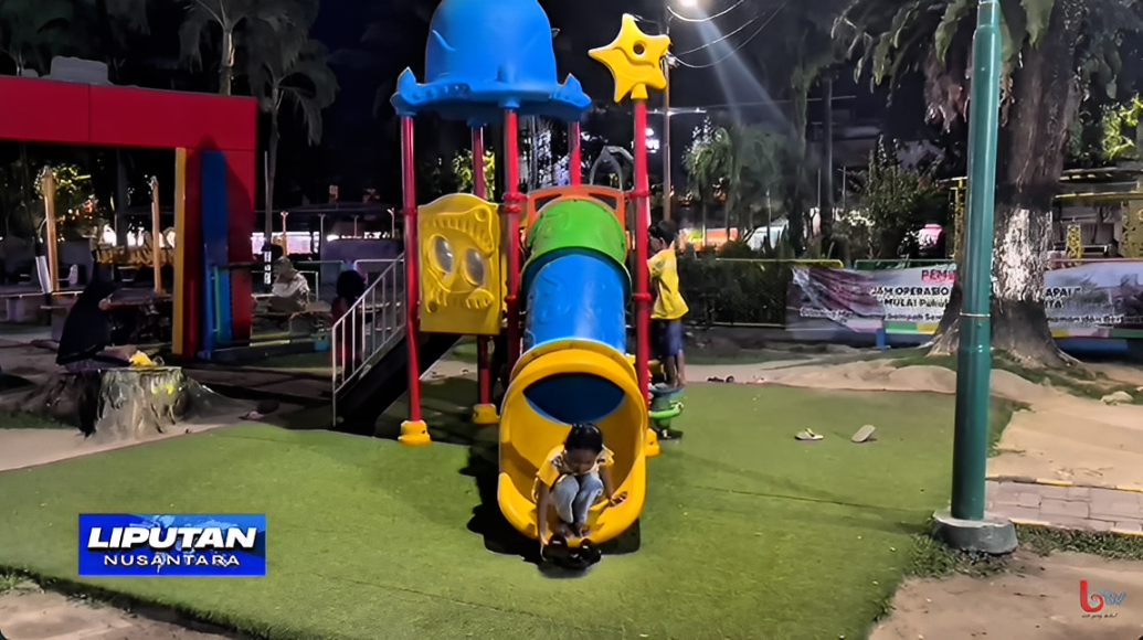 Beberapa anak bermain di Ruang Bermain Ramah Anak, Taman Bekapai, Balikpapan, Jumat (17 Oktober 2025).