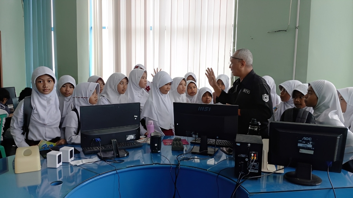 Kru BTV berbagi ilmu tentang teknik penulisan berita kepada para siswa MI Sentra Cendekia Muslim di ruang redaksi Balikpapan TV, Senin (20 Oktober 2025).