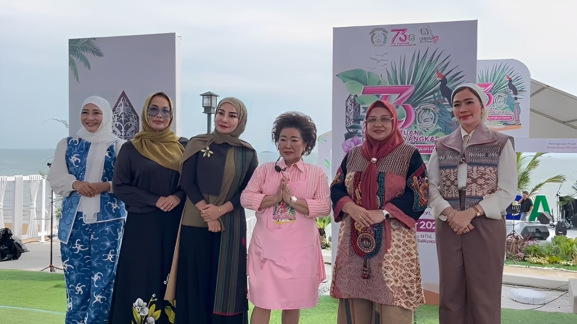 Natasha Endar Priantoro (3 Kiri) berfoto bersama anggota Bhayangkari lainnya pada penutupan HKGB 2025 di Ruang Terbuka Hijau Sekolah Polisi Negara (SPN) Balikpapan, Senin (20 Oktober 2025).