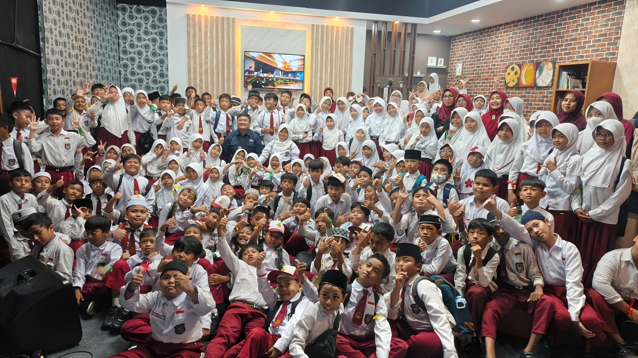 Para siswa dan guru MI Sentra Cendekia Muslim berfoto bersama kru BTV usai kunjungan edukatif di Studio Balikpapan TV, Senin (20 Oktober 2025).