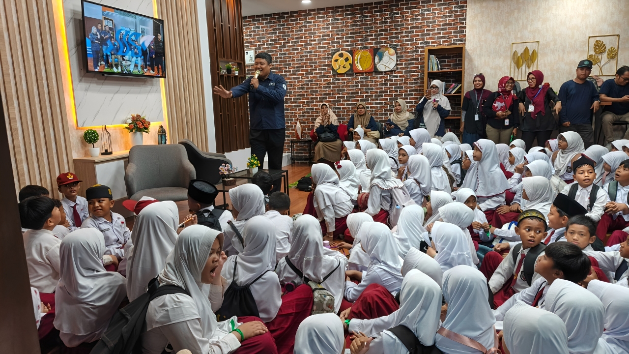 Salah satu kru BTV memberikan pembelajaran mengenai jurnalisme dasar di Studio Balikpapan TV, Senin (20 Oktober 2025).