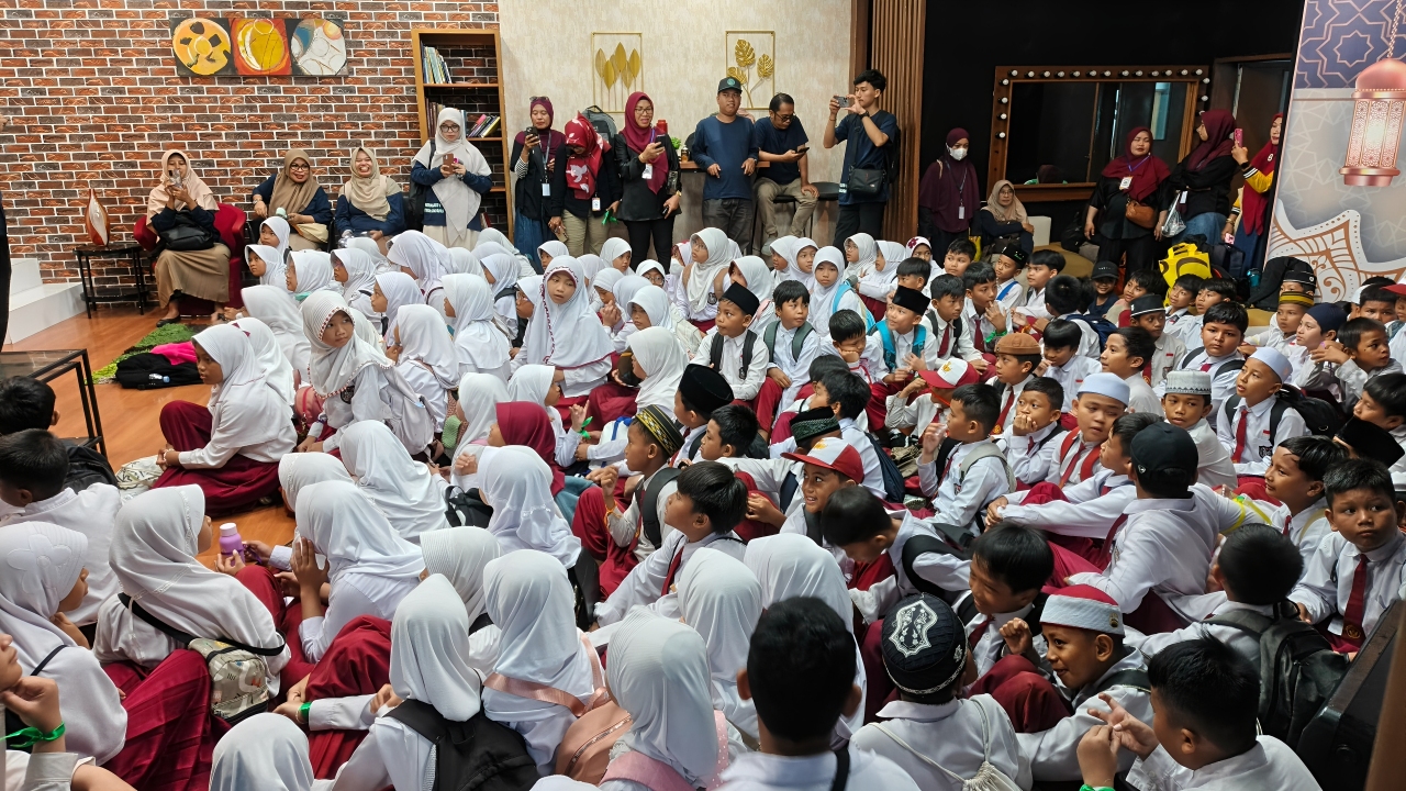 Para siswa dan guru MI Sentra Cendekia Muslim tampak antusias mengikuti kegiatan edukatif di Studio Balikpapan TV, Senin (20 Oktober 2025).