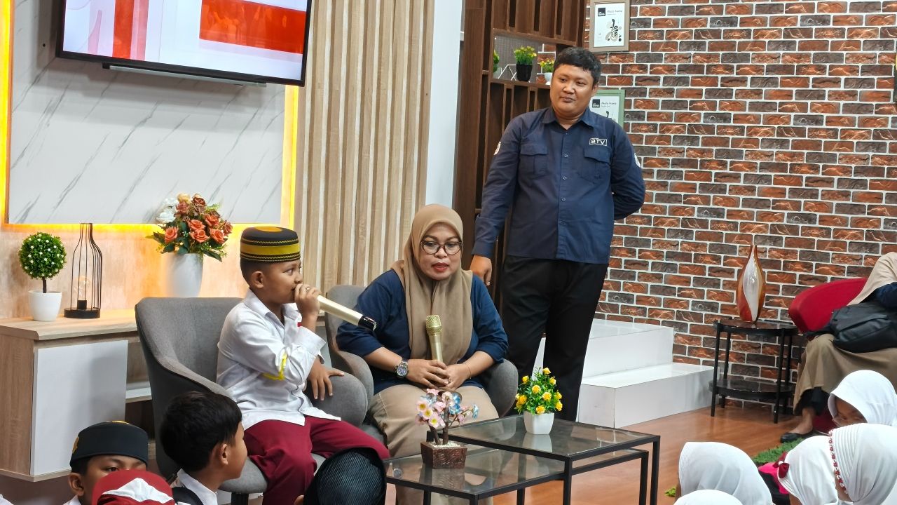 Salah satu siswa MI Sentra Cendekia Muslim berlatih berbicara menggunakan mikrofon di Studio Balikpapan TV, Senin (20 Oktober 2025).